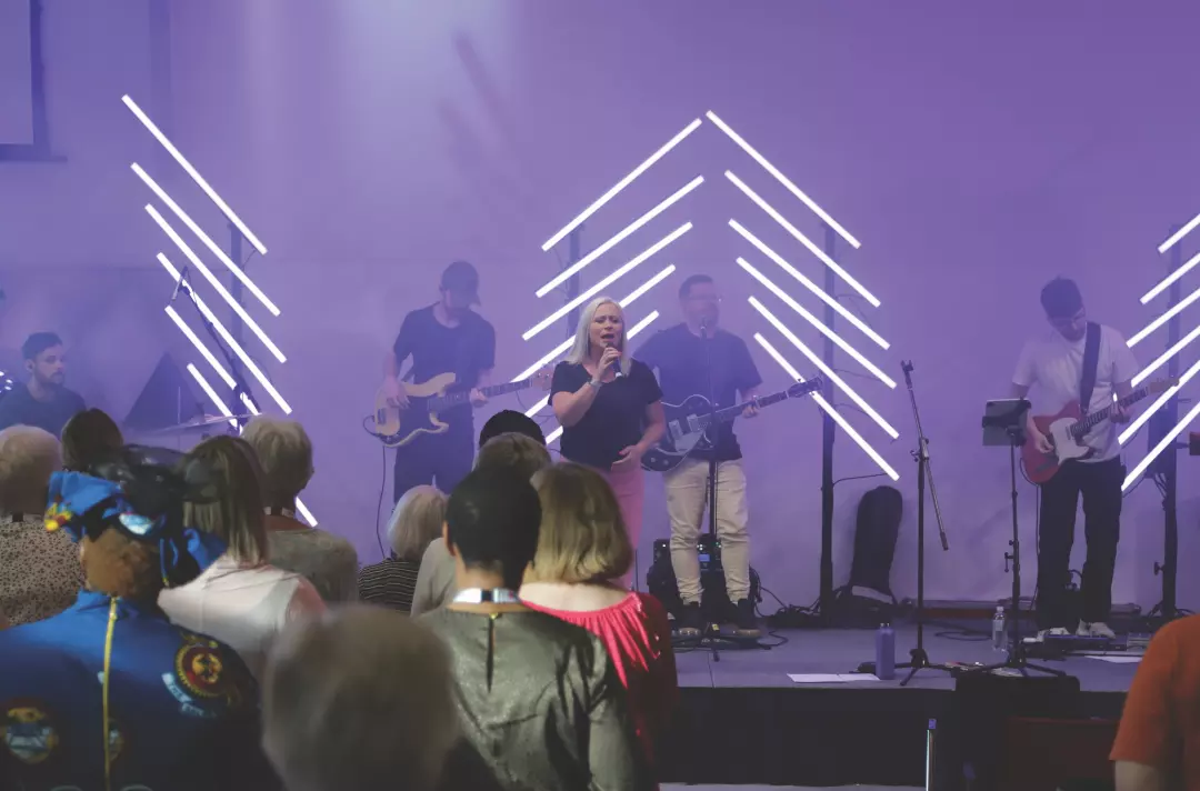 Lou Fellingham leading worship
