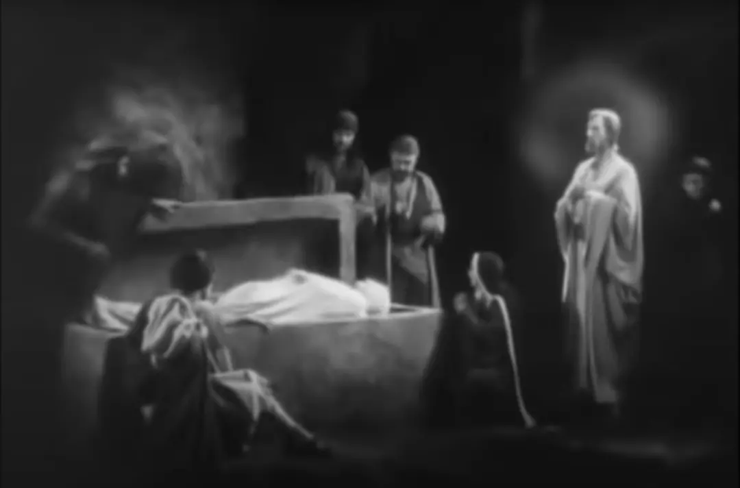 Photo shows people looking over Jesus' body. ‘The King of Kings’ (1927)