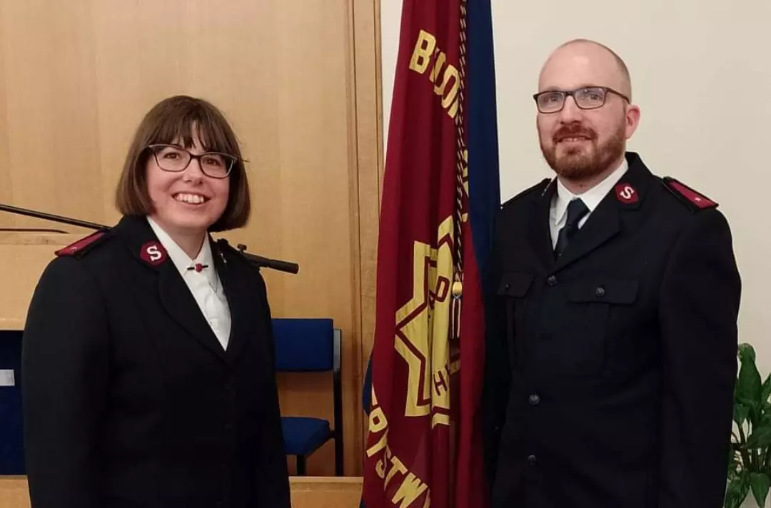 A photo shows Lieutenants Jo and Thomas Morgan.