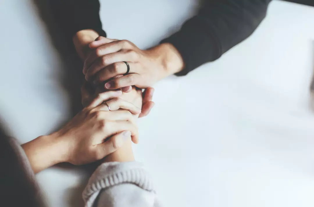 A photo of holding hands