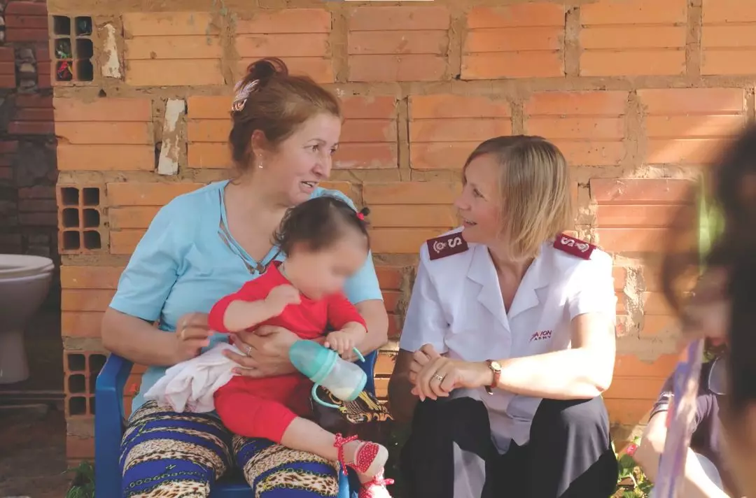 A photo of Kerry Coke speaking with a Paraguayan woman