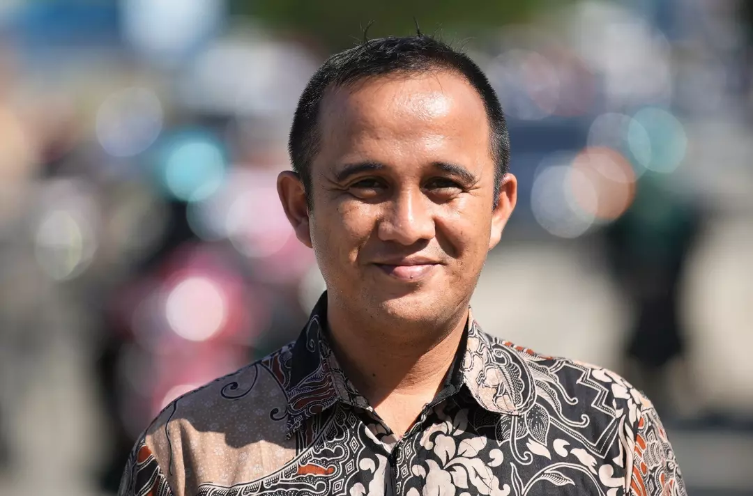 A photo shows Dedi.