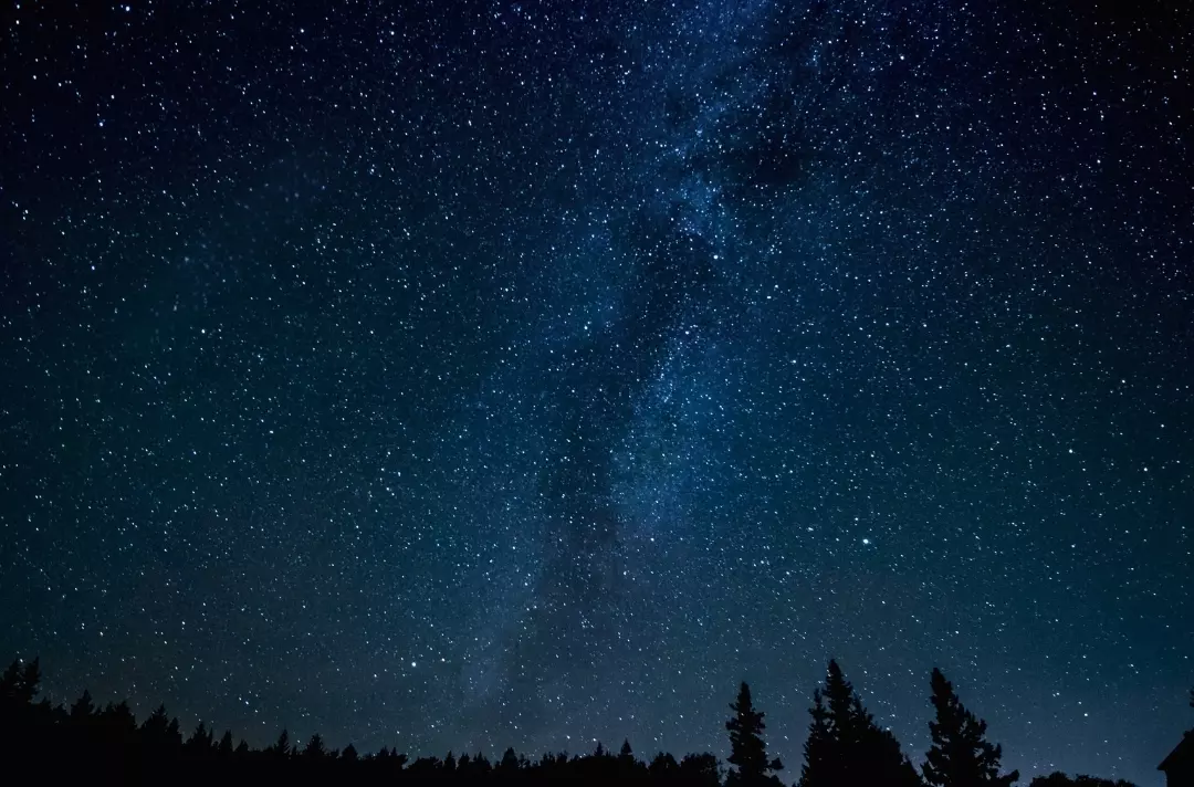 A photo shows a beautiful starry sky.