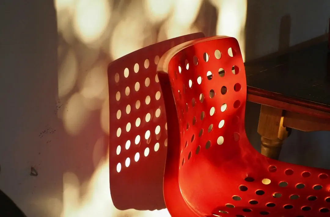 A photo shows an empty red chair.