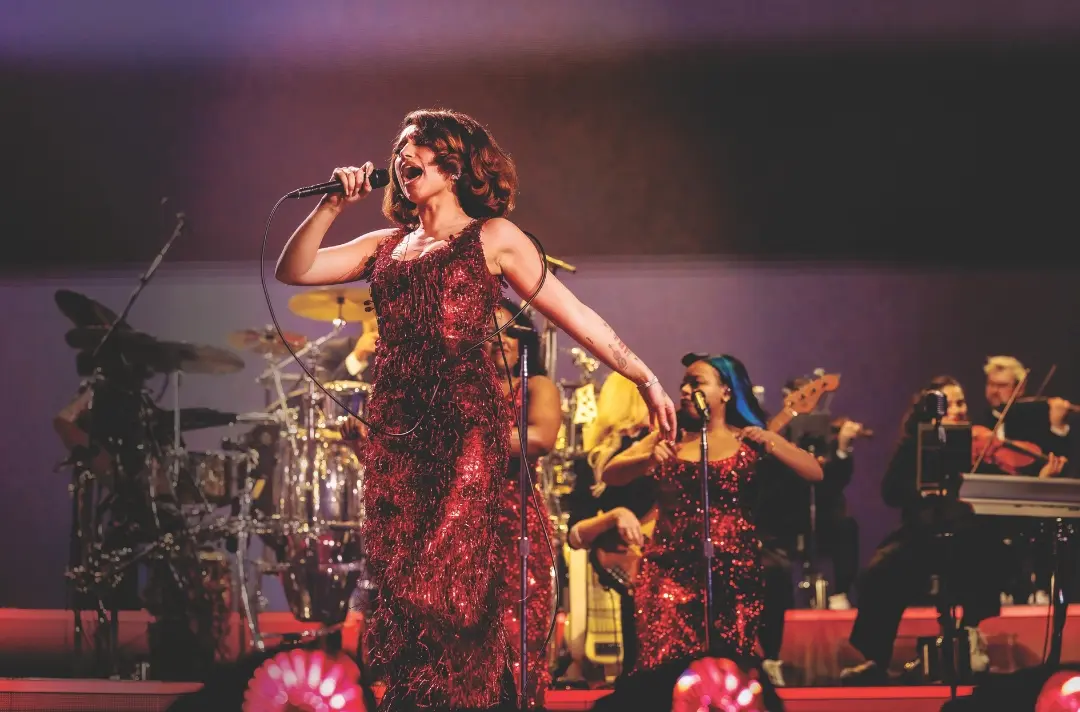 The singer Raye singing on stage