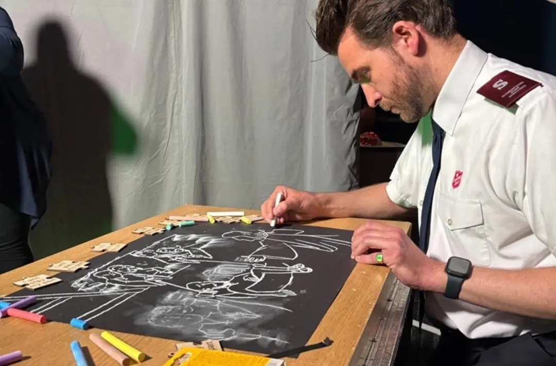 Elliott Chappell, the talent behind the live illustration 