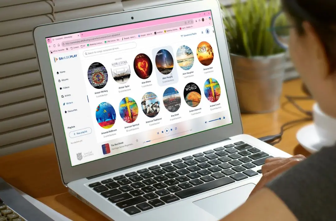 Laptop displaying SAmusicplay