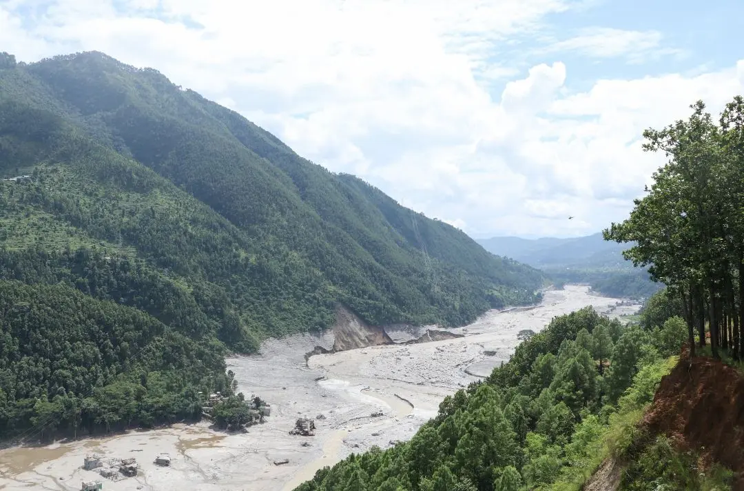 Large scale flooding cascades down a mountain valley in Tibet/Nepal