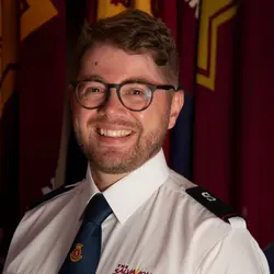 A photo shows Tom Hollidge.