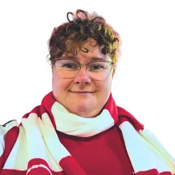 A photo shows Amy-Jo Battersby in Arsenal apparel.